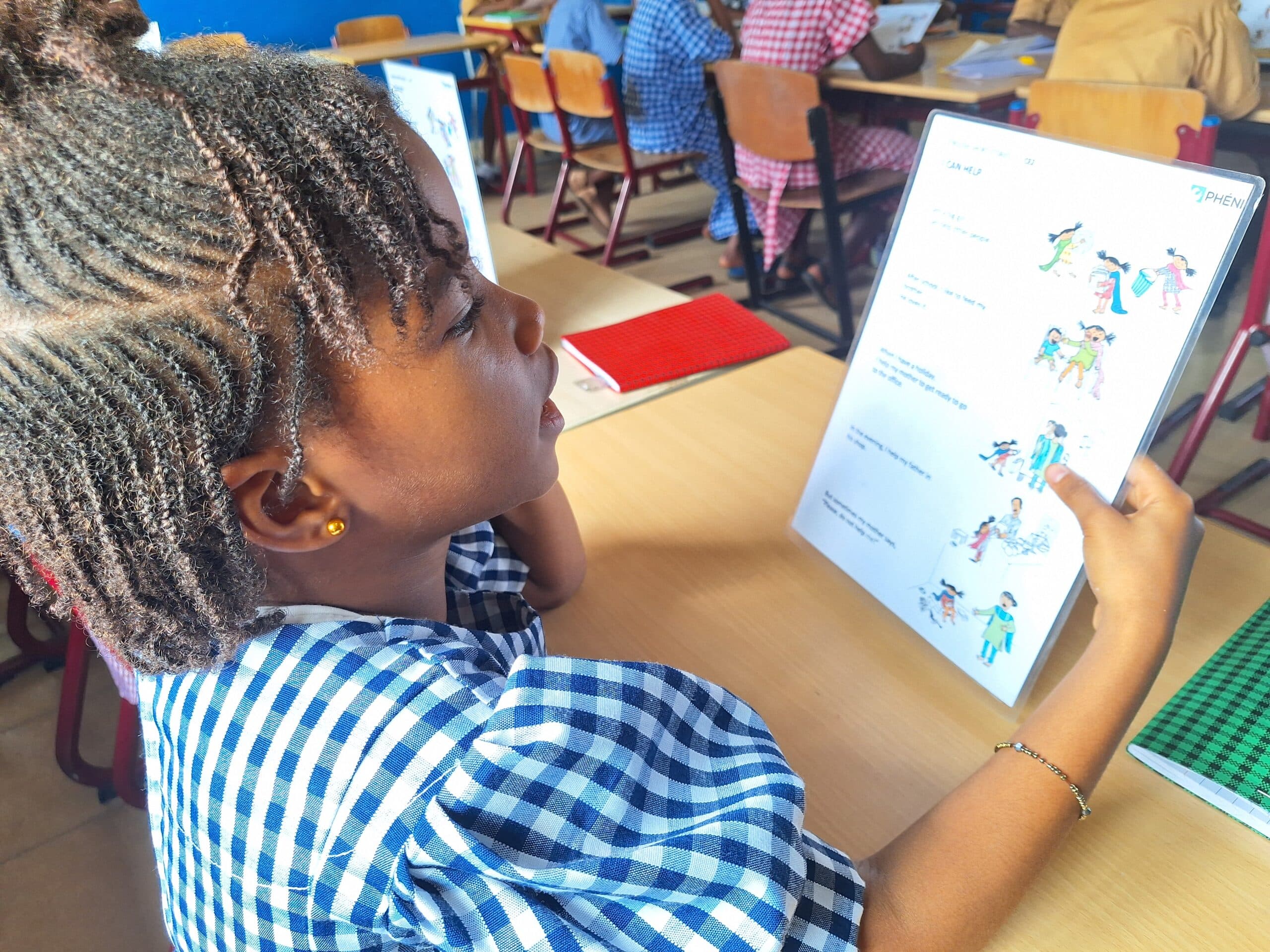 Élèves en activité de lecture à l'École Phénix International