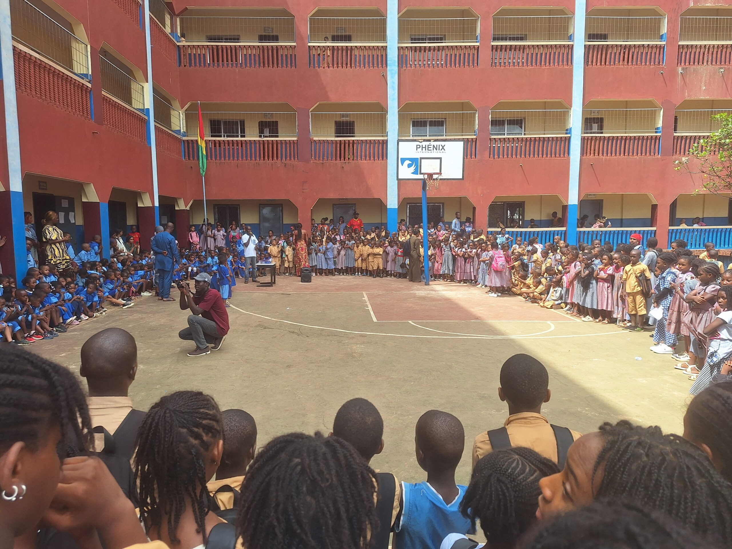 Élèves de l'École Phénix International rassemblés dans la cour